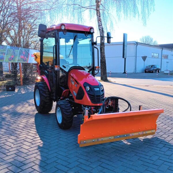 TYM Traktor T25 mit Kabine, Schneeschild und Streuer